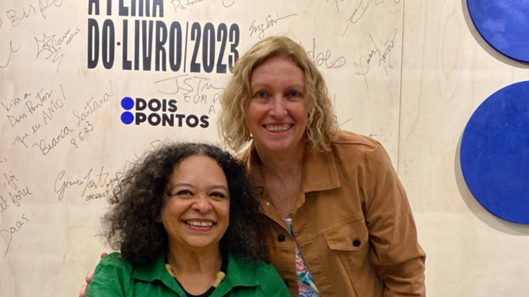 Sônia Regina e a autora Ana Maria Gonçalves na A Feira do Livro 2023.