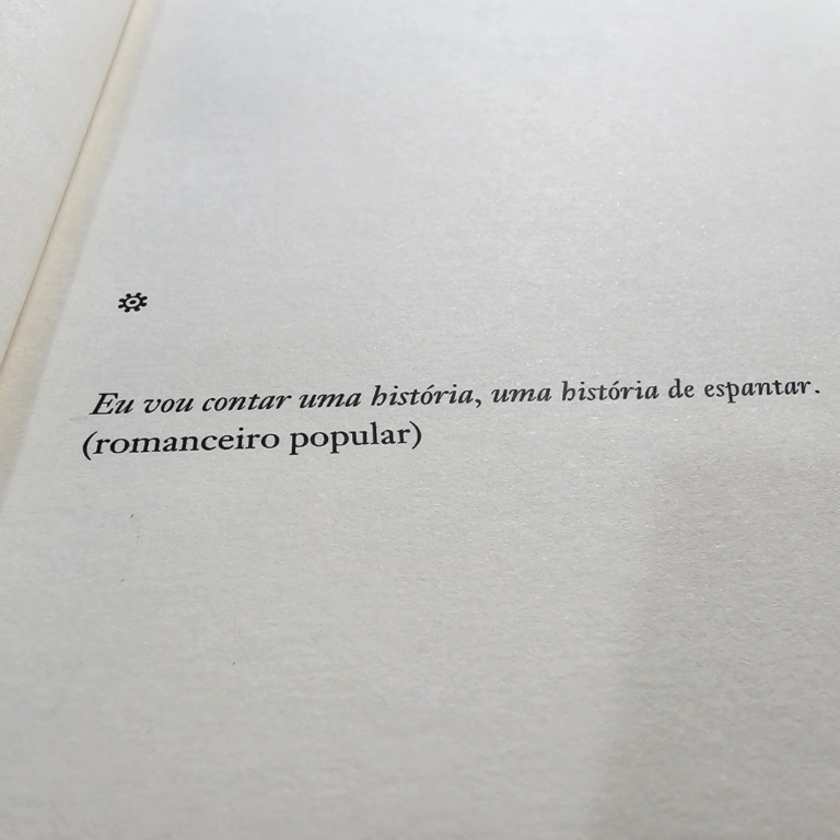 Pequeno texto impresso em livro